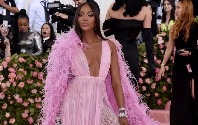 Вечно молодая: 50-летняя Наоми Кэмпбелл покорила красотой в новой съемке для известного бренда