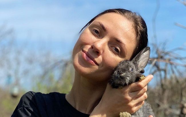 Панянка-селянка: Віка з НеАнгелів в хустці і з косою вразила фотосетом в корівнику