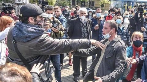 В Одессе возле Дома профсоюзов напали на блогера из-за украинского языка: видео конфликта