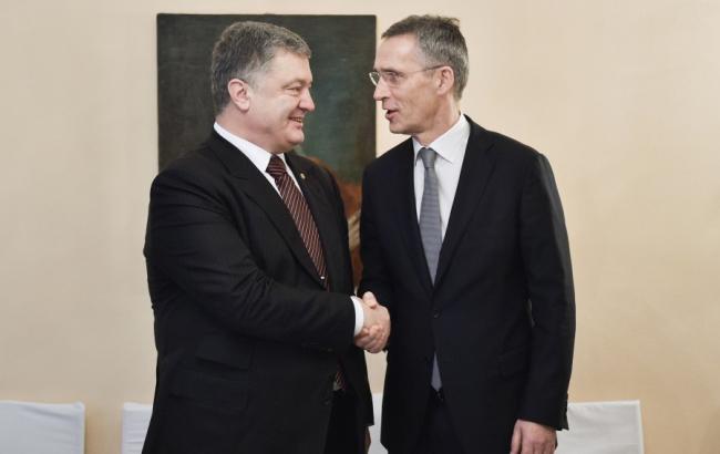 Порошенко обсудил с генсеком НАТО усиление взаимодействия Украины с Альянсом