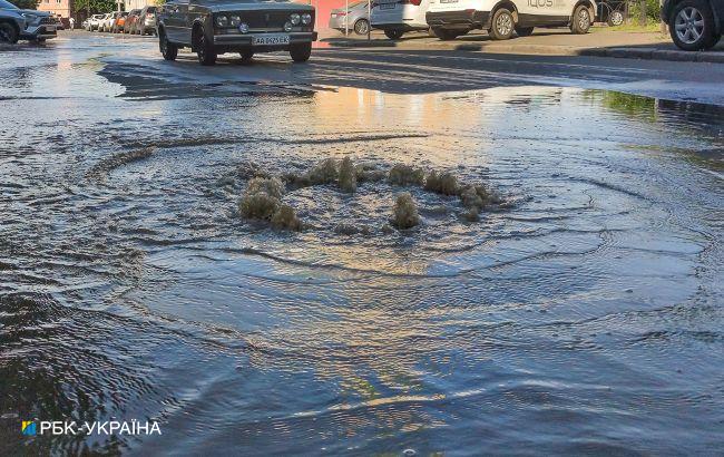 В Деснянском районе Киева из-за прорыва трубы дорога ушла под воду (видео)