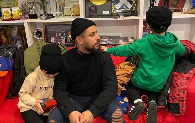 Идеальный папа: жена MONATIK'а растрогала сеть нежными фото певца с сыновьями