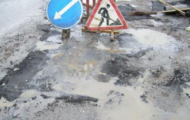 "Технология требует": в Киеве в дождь взялись укладывать новый асфальт