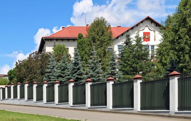 Вильнюс "переселил" посольство РФ на улицу Героев Украины