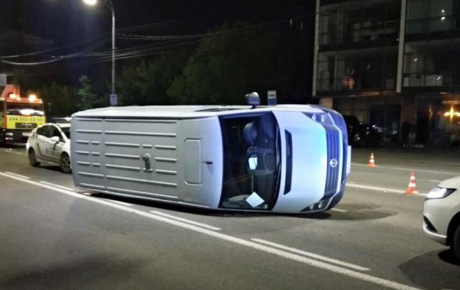 У Києві сталася подвійна ДТП, постраждав пішохід