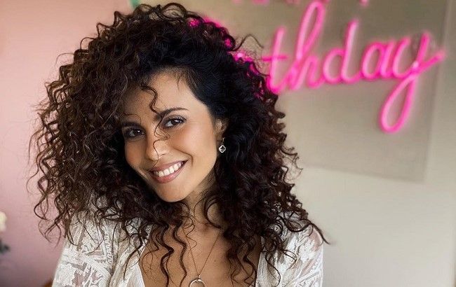 Романтичні кучері: Настя Каменських похвалилася відразу двома трендовими образами на весну-2020