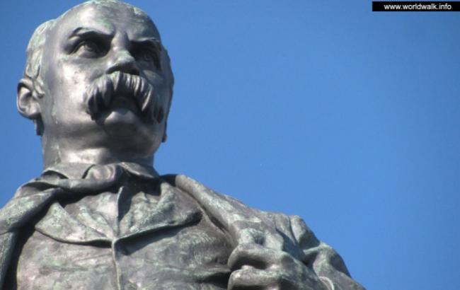 Жители Донецка не побоялись принести цветы к памятнику Шевченко