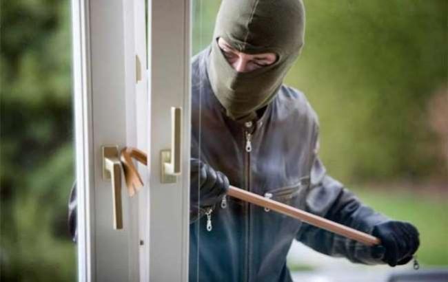 В Киеве мужчина выпал из окна обворованного им офиса