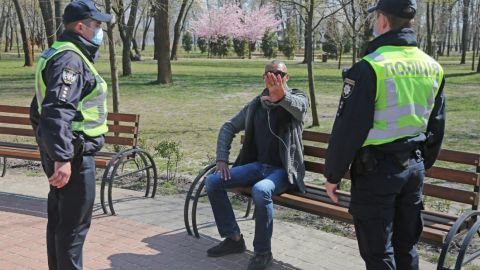 В Киеве пьяный отец на прогулке потерял двоих детей