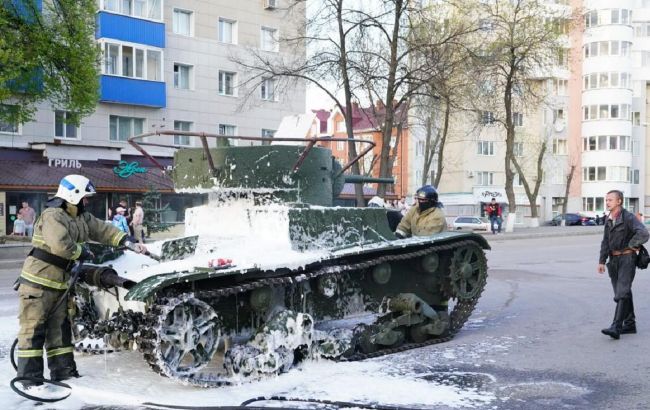 У Росії на репетиції параду до 9 травня спалахнув танк: відео НП