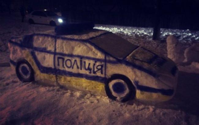 Харьковчане вылепили из снега полицейское авто