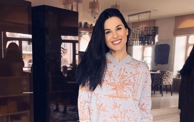 В платье-вышиванке и с огромным бокалом: Маша Ефросинина устроила веселую вечеринку