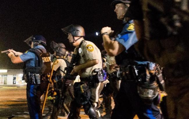 В ходе беспорядков в Фергюсоне ранен полицейский