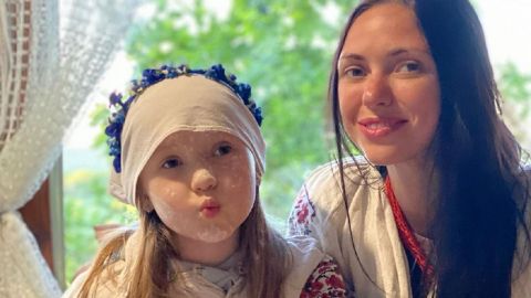 Українські господині: Віка з НеАнгелів у вишиванці наліпила вареників з племінницями