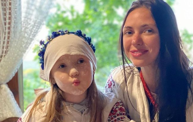 Украинские хозяюшки: Вика из НеАнгелов в вышиванке налепила вареников с племянницами