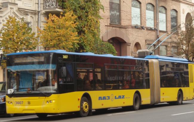 На Московском проспекте в Киеве остановились троллейбусы