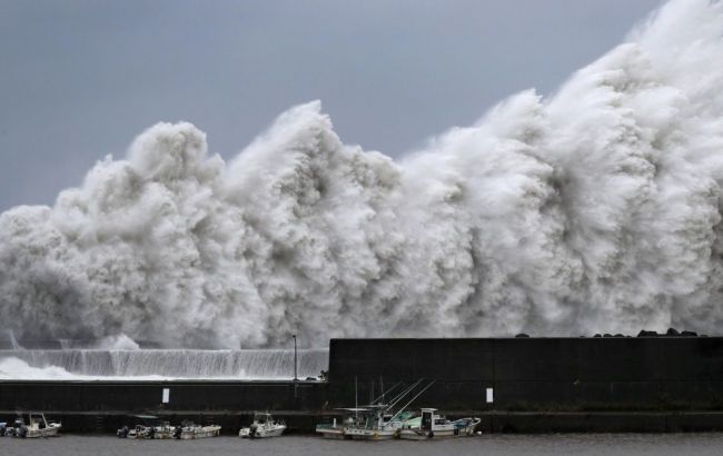 На Японію насуваються два нових тайфуни
