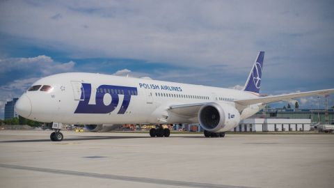 Польська авіакомпанія відновлює польоти за 70 напрямками: в списку Україна