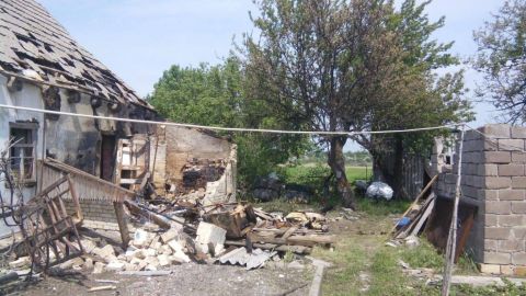 На Донбассе боевики обстреляли три жилых дома