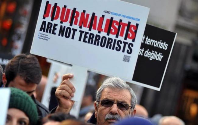 В Турции 14 журналистов приговорили к тюремным срокам