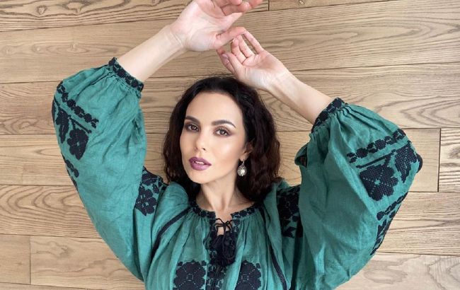 Милая и домашняя: Настя Каменских покорила нежным луком в ярком свитере