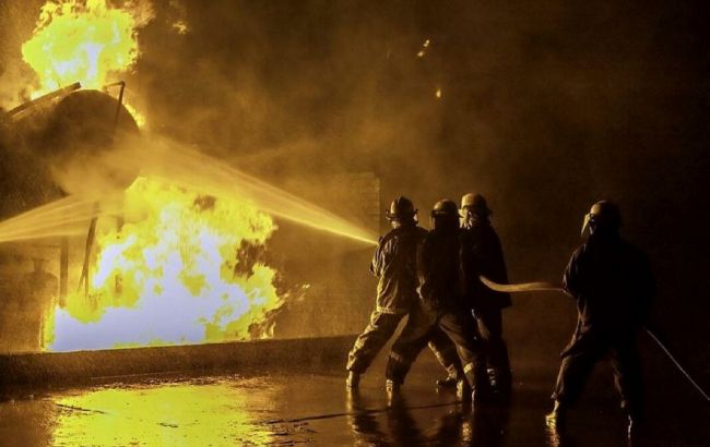 В Стамбуле произошел пожар на химическом заводе