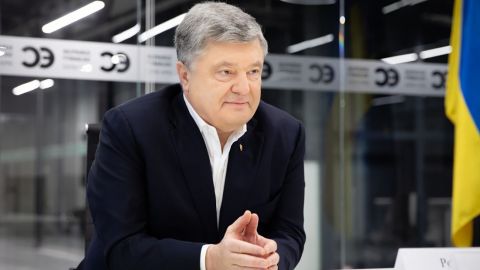 Влада не реагує на напад на Порошенка, це підтверджує версію про політичне замовлення, - адвокат