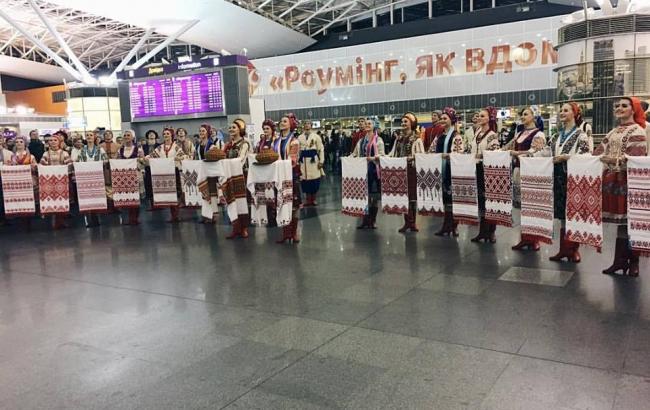 Украинские танцоры устроили флешмоб-гопак в супермаркете и аэропорту "Борисполь"