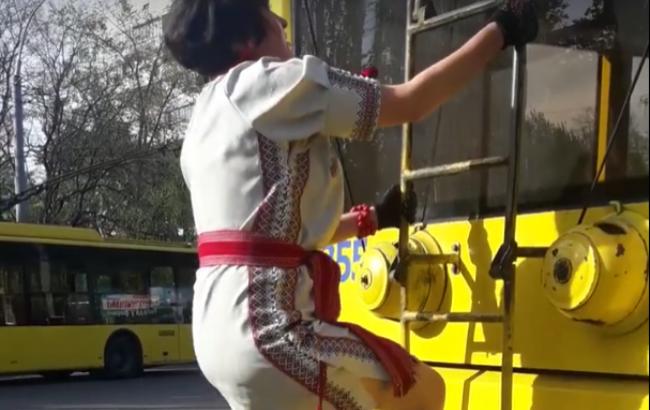 Мережа підкорила жінка-водій у вишиванці, яка сама відремонтувала тролейбус