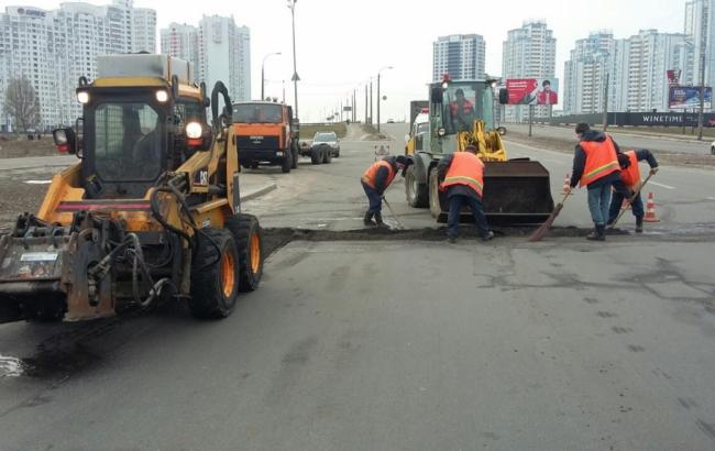 "Київавтодор" за 3 дні відновив понад 3,7 тис. кв. м асфальтобетонного покриття