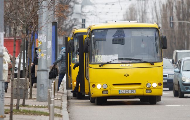 У маршрутках Києва з'явилася безготівкова оплата проїзду: де саме та як вона працює