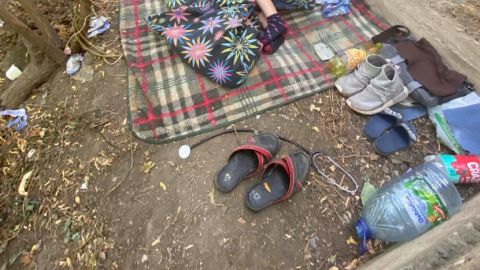 В Одесі хлопчик з інвалідністю жив у парку: розкладав шкільні зошити і грався з котом