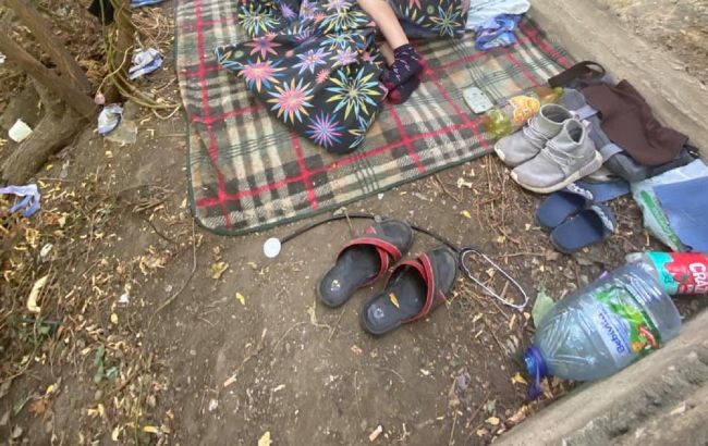 В Одесі хлопчик з інвалідністю жив у парку: розкладав шкільні зошити і грався з котом