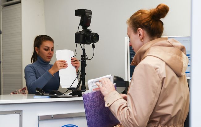 Паспортный сервис возобновил выдачу документов за границей, но есть нюанс