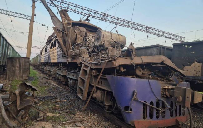 Росіяни вдарили по локомотиву з цивільним вантажем у Придніпровській залізниці (фото)