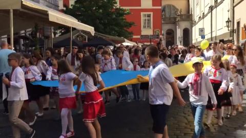 У Празі пройшов "Мегамарш" українських вишиванок (відео)