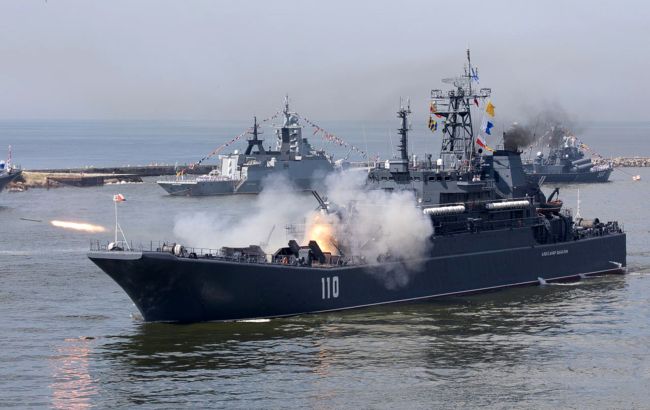 Дурень думкою багатіє. В ВМС пояснили для чого росіяни фарбують кораблі в чорний колір