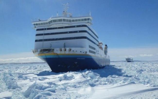 Біля берегів Канади звільнили пором з 209 пасажирами, що застряг в льодовому капкані
