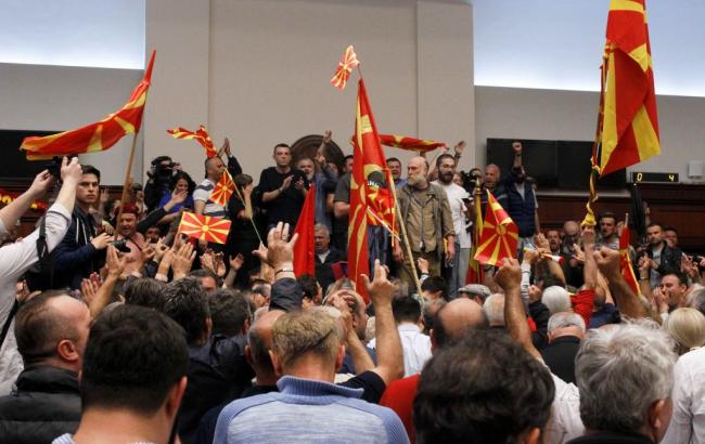 Количество пострадавших при штурме парламента Македонии возросло до 109 человек