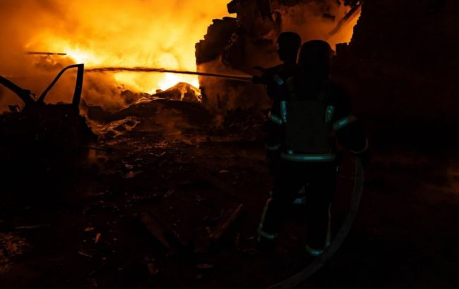 Кількість постраждалих від нічної атаки на Київ зросла, триває ліквідація наслідків