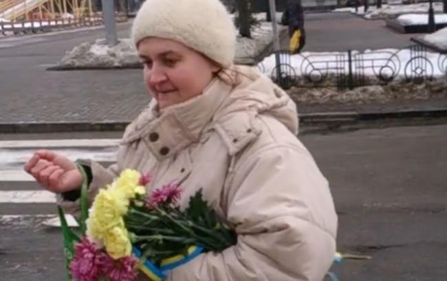 Мешканка Чернігова вкрала квіти біля меморіалу загиблим бійцям АТО