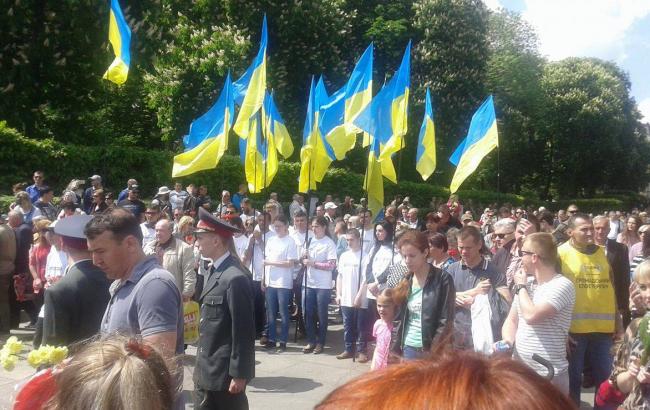 В парке Вечной Славы в Киеве все спокойно, люди продолжают возлагать цветы