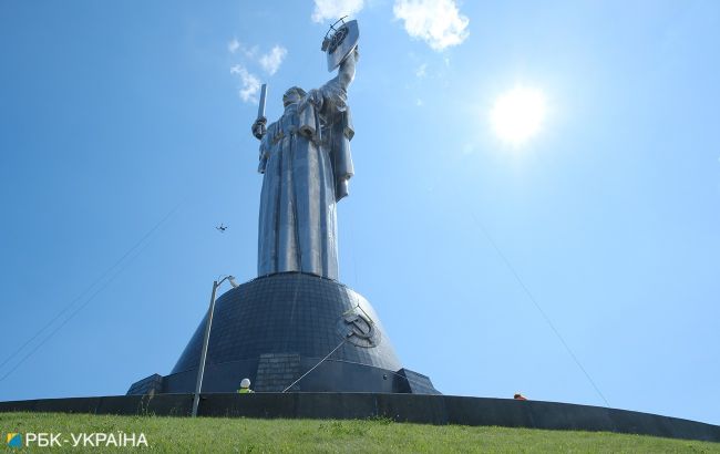 На монументі "Батьківщина-мати" завершили встановлення тризуба (фото)