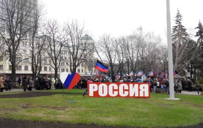 В центре Донецка установили безвкусную стелу в честь России