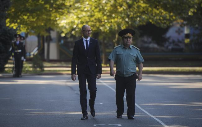 Яценюк і Полторак відвідають американський авіаносець біля берегів Італії