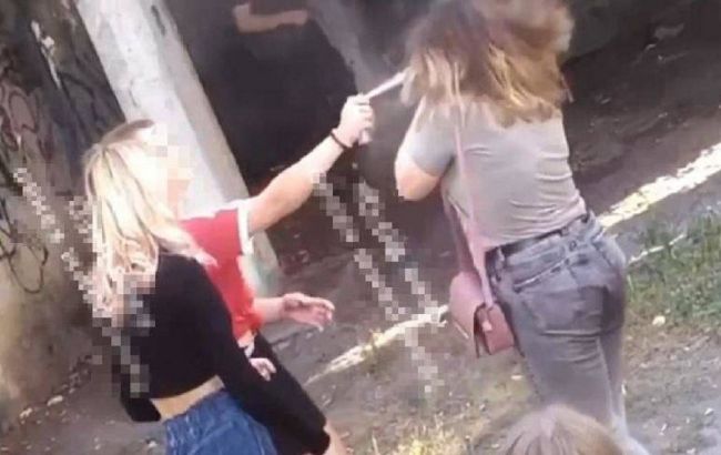 У Києві школярки влаштували розправу над подругою: хлопці знімали і коментували