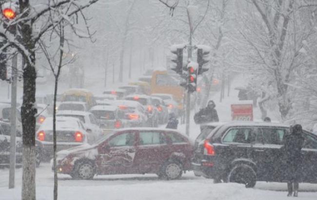 Київська влада продовжила роботу громадського транспорту на годину через снігопад