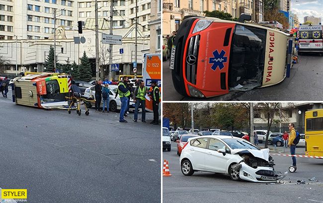 В Киеве перевернулась машина скорой помощи: видео происшествия