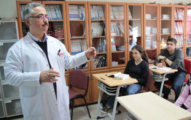 В Турции уволили 28 тыс. учителей из-за связей с террористами