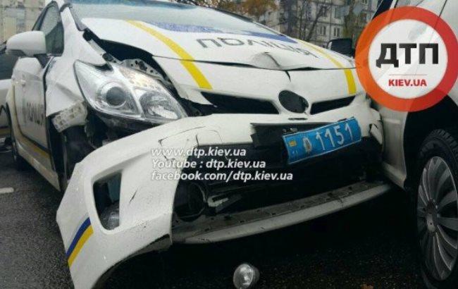В Киеве произошло ДТП с участием автомобиля патрульных полицейских